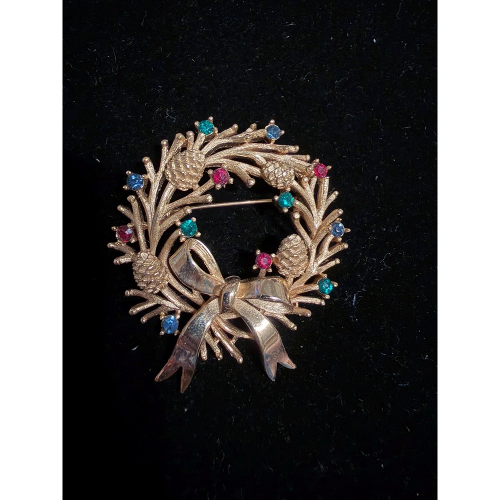 Vintage Trifari Christmas Wreath Brooch Gold Tone Multi Stones